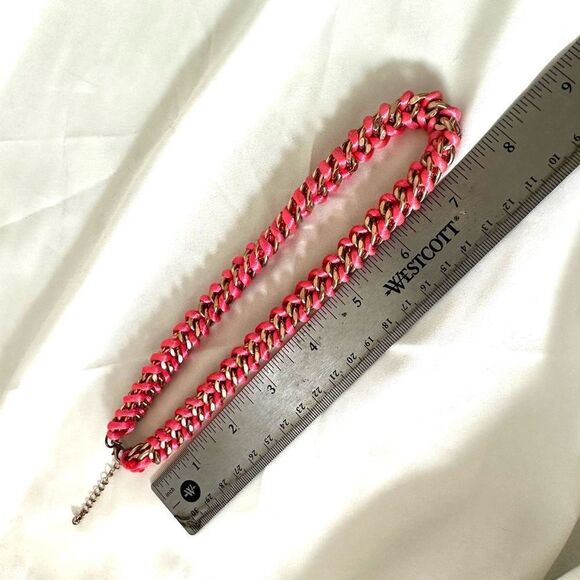 Pink and gold tone twisted chain necklace - Picture 5 of 7